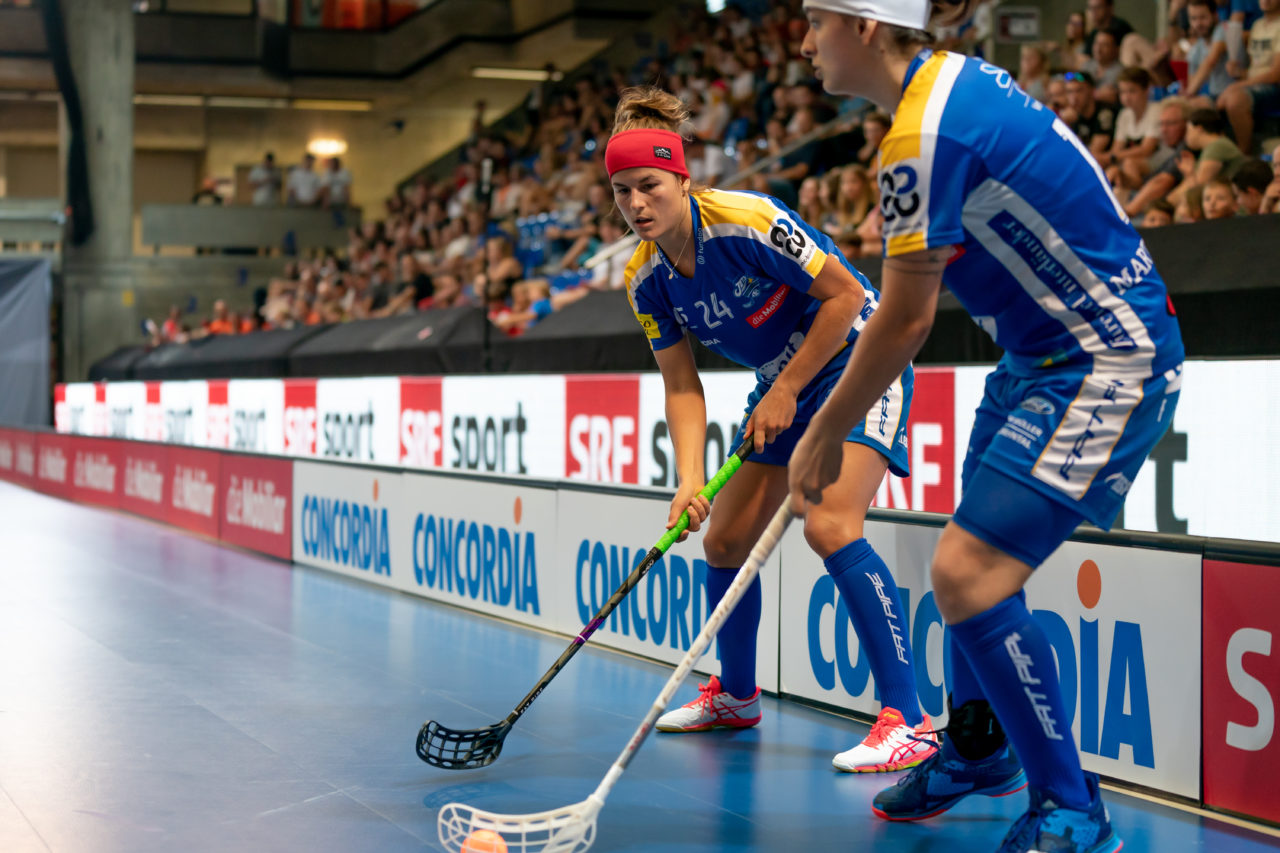 Saalsporthalle (Zürich), 31.08.2019, Unihockey Damen Supercup 2019, Kloten-Dietlikon Jets - piranha chur, Hana Konickova (Nr. 24, Kloten-Dietlikon Jets) und Natalie Martinakova (Nr. 15, Kloten-Dietlikon Jets) beim Freistoss

(Claudio Schwarz, unihockey-fotos.ch)