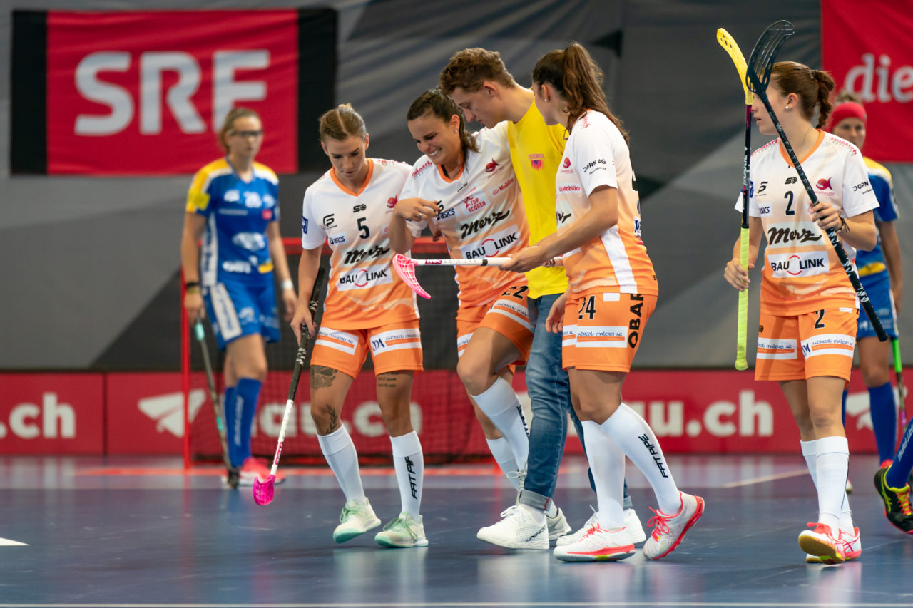 Saalsporthalle (Zürich), 31.08.2019, Unihockey Damen Supercup 2019, Kloten-Dietlikon Jets - piranha chur, Seraina Ulber (Nr. 22, piranha chur) muss verletzt vom Platz

(Claudio Schwarz, unihockey-fotos.ch)