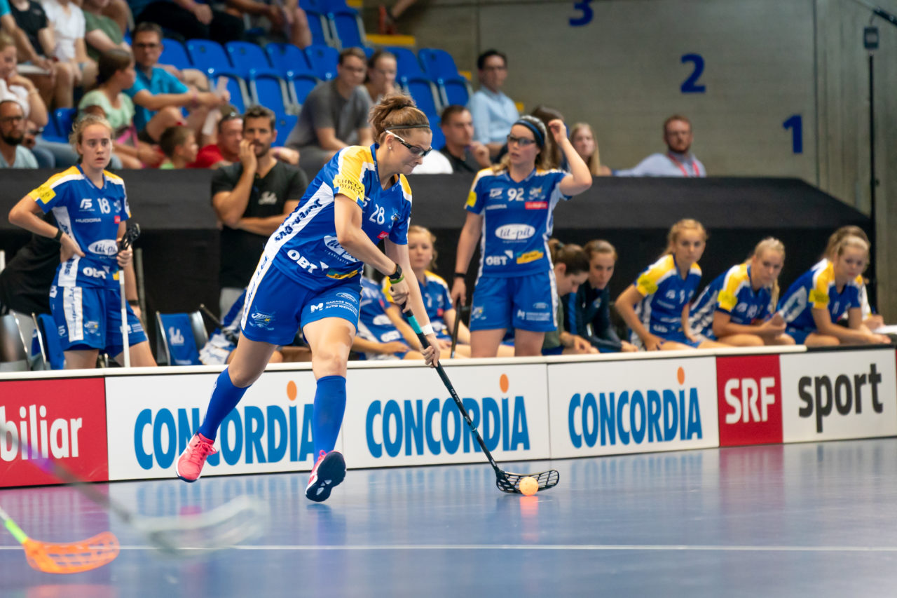 Saalsporthalle (Zürich), 31.08.2019, Unihockey Damen Supercup 2019, Kloten-Dietlikon Jets - piranha chur, Luzia Kessler (Nr. 28, Kloten-Dietlikon Jets) am Ball

(Claudio Schwarz, unihockey-fotos.ch)