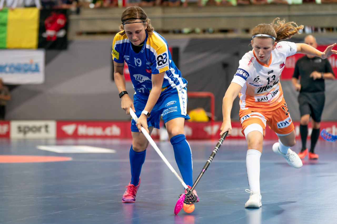 Saalsporthalle (Zürich), 31.08.2019, Unihockey Damen Supercup 2019, Kloten-Dietlikon Jets - piranha chur, Julia Suter (Nr. 19, Kloten-Dietlikon Jets) wird von Alessandra Schneller (Nr. 13, piranha chur) gestört

(Claudio Schwarz, unihockey-fotos.ch)