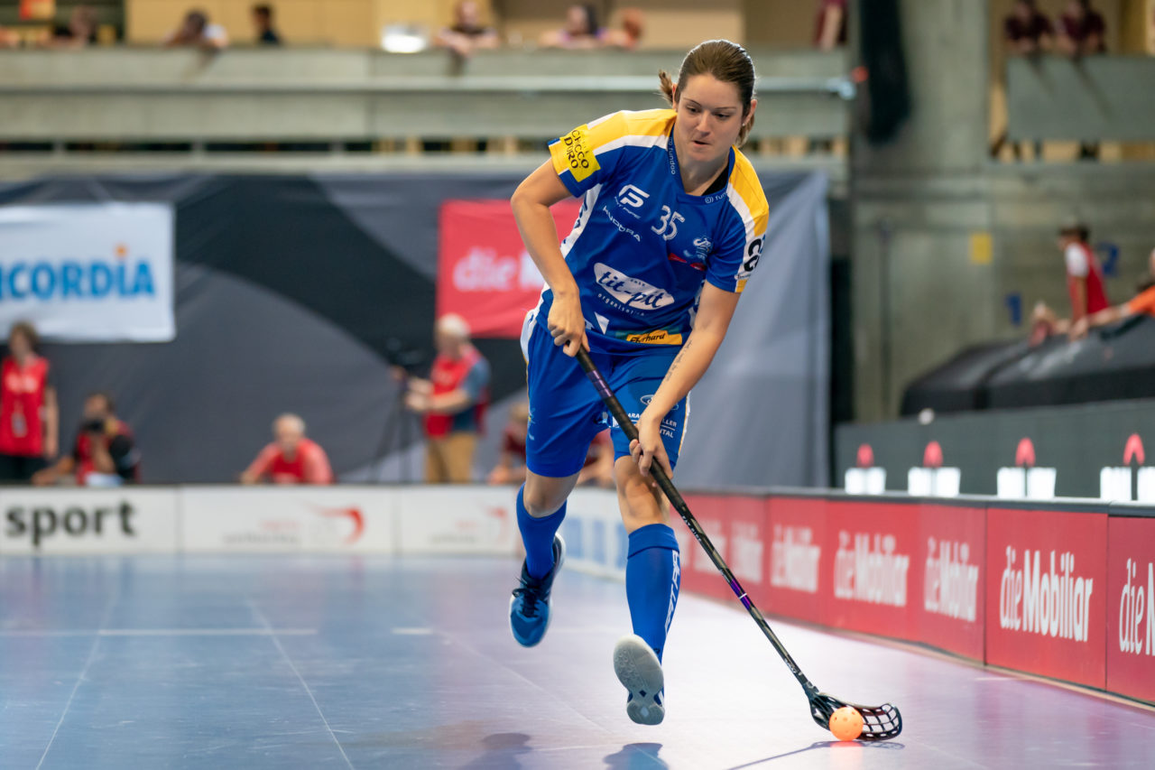 Saalsporthalle (Zürich), 31.08.2019, Unihockey Damen Supercup 2019, Kloten-Dietlikon Jets - piranha chur, Christelle Wohlhauser (Nr. 35, Kloten-Dietlikon Jets) mit einem Abschlussversuch

(Claudio Schwarz, unihockey-fotos.ch)