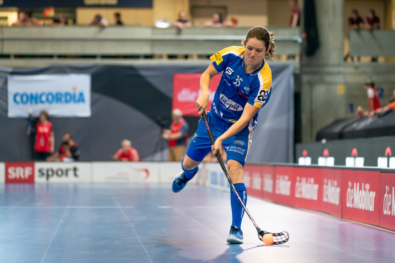 Saalsporthalle (Zürich), 31.08.2019, Unihockey Damen Supercup 2019, Kloten-Dietlikon Jets - piranha chur, Christelle Wohlhauser (Nr. 35, Kloten-Dietlikon Jets) mit einem Abschlussversuch

(Claudio Schwarz, unihockey-fotos.ch)