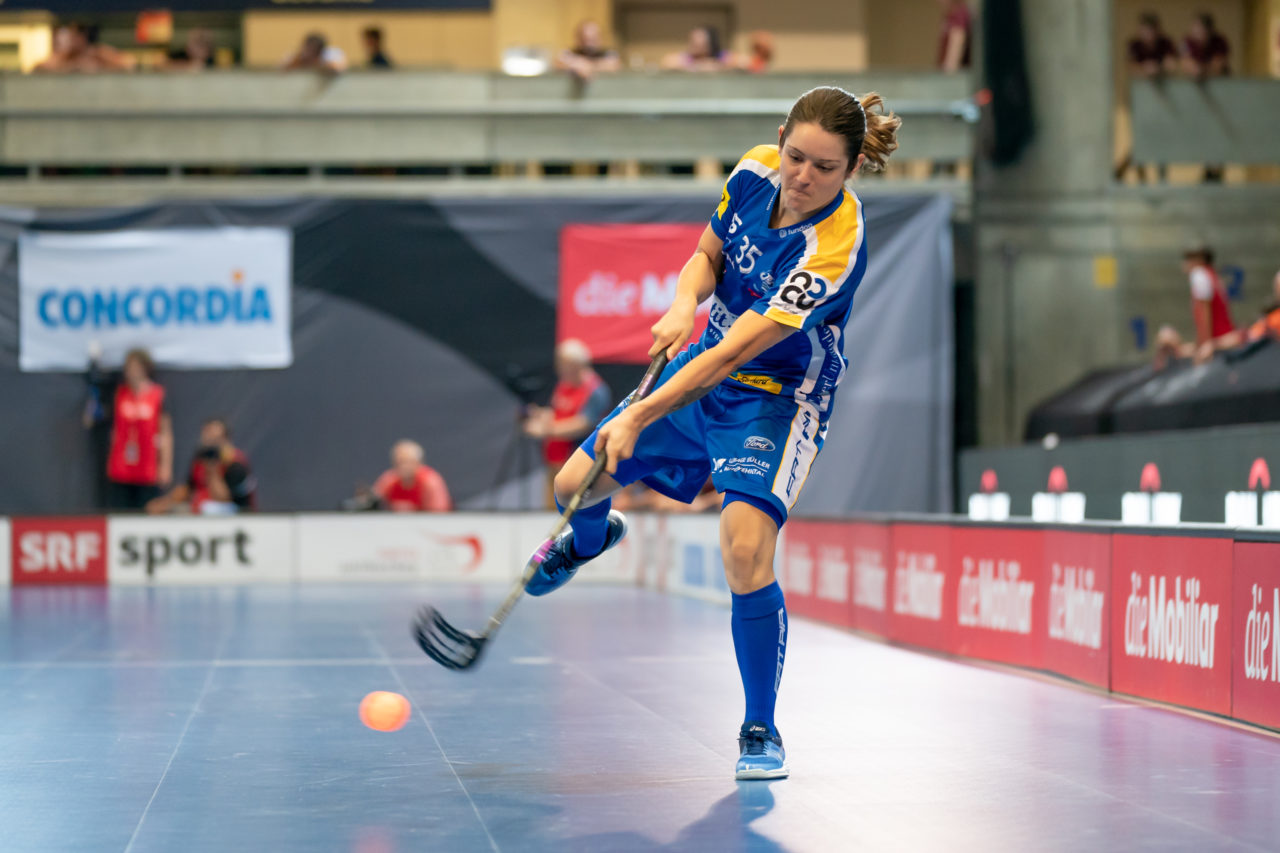 Saalsporthalle (Zürich), 31.08.2019, Unihockey Damen Supercup 2019, Kloten-Dietlikon Jets - piranha chur, Christelle Wohlhauser (Nr. 35, Kloten-Dietlikon Jets) mit einem Abschlussversuch

(Claudio Schwarz, unihockey-fotos.ch)