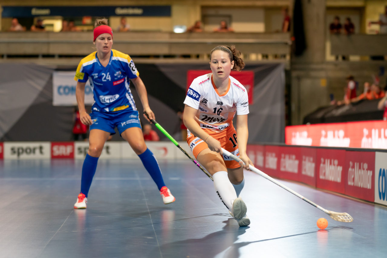 Saalsporthalle (Zürich), 31.08.2019, Unihockey Damen Supercup 2019, Kloten-Dietlikon Jets - piranha chur, Nicole Capatt (Nr. 16, piranha chur) spielt einen Pass

(Claudio Schwarz, unihockey-fotos.ch)