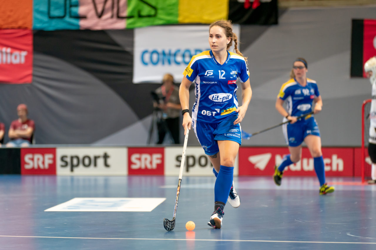 Saalsporthalle (Zürich), 31.08.2019, Unihockey Damen Supercup 2019, Kloten-Dietlikon Jets - piranha chur, Tanja Stella (Nr. 12, Kloten-Dietlikon Jets) am Ball

(Claudio Schwarz, unihockey-fotos.ch)
