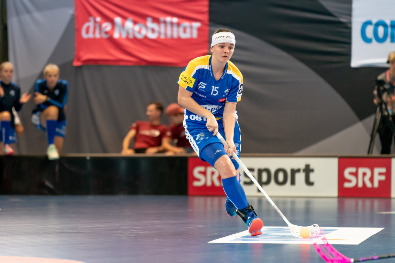 Saalsporthalle (Zürich), 31.08.2019, Unihockey Damen Supercup 2019, Kloten-Dietlikon Jets - piranha chur, Natalie Martinakova (Nr. 15, Kloten-Dietlikon Jets) am Ball

(Claudio Schwarz, unihockey-fotos.ch)