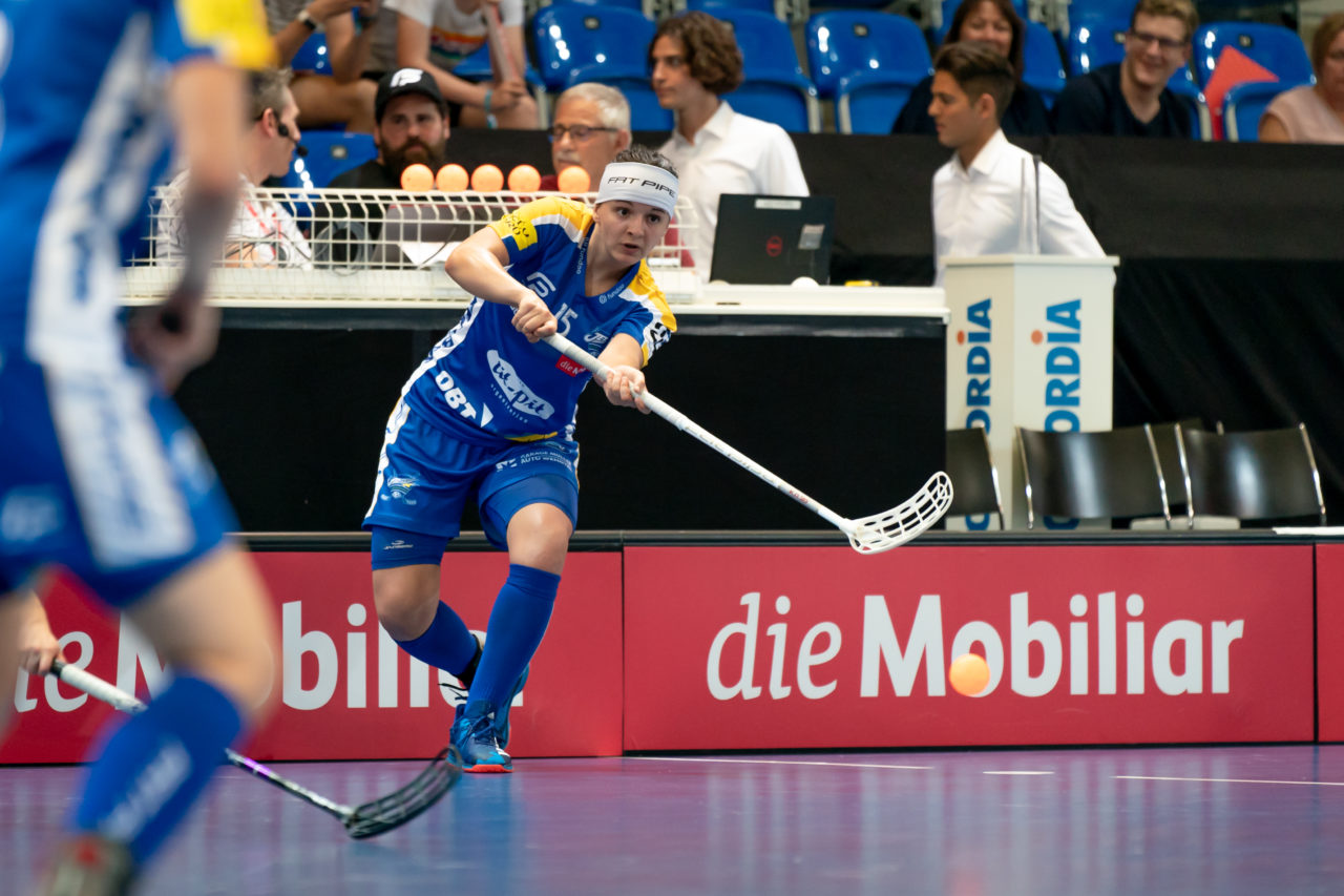 Saalsporthalle (Zürich), 31.08.2019, Unihockey Damen Supercup 2019, Kloten-Dietlikon Jets - piranha chur, Natalie Martinakova (Nr. 15, Kloten-Dietlikon Jets) spielt einen Pass

(Claudio Schwarz, unihockey-fotos.ch)