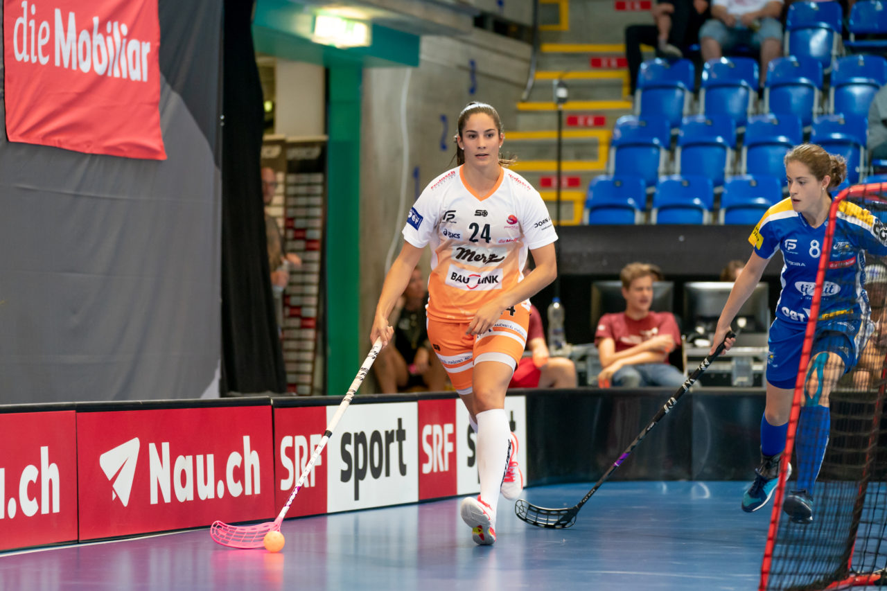 Saalsporthalle (Zürich), 31.08.2019, Unihockey Damen Supercup 2019, Kloten-Dietlikon Jets - piranha chur, Flurina Marti (Nr. 24, piranha chur) am Ball

(Claudio Schwarz, unihockey-fotos.ch)