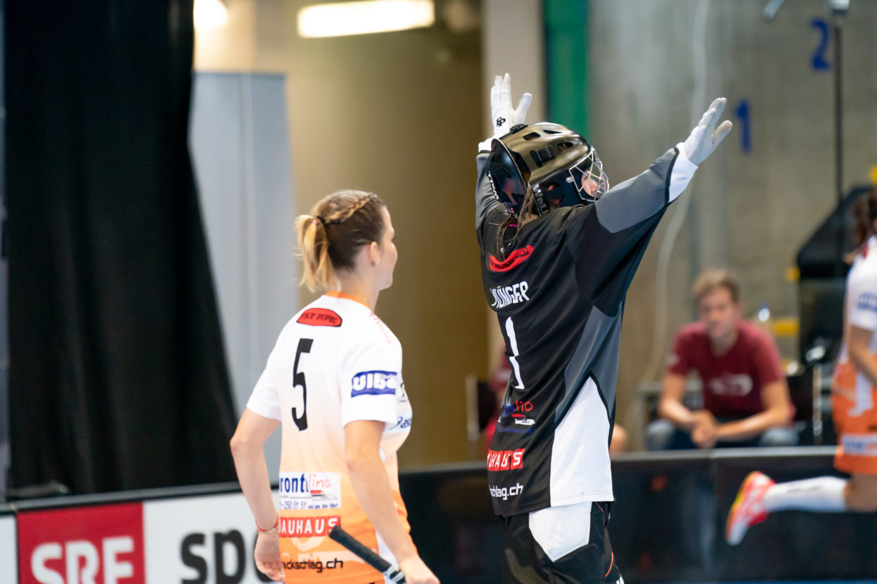 Saalsporthalle (Zürich), 31.08.2019, Unihockey Damen Supercup 2019, Kloten-Dietlikon Jets - piranha chur, Jill Münger (Nr. 1, piranha chur) feiert den Sieg am Supercup 2019

(Claudio Schwarz, unihockey-fotos.ch)