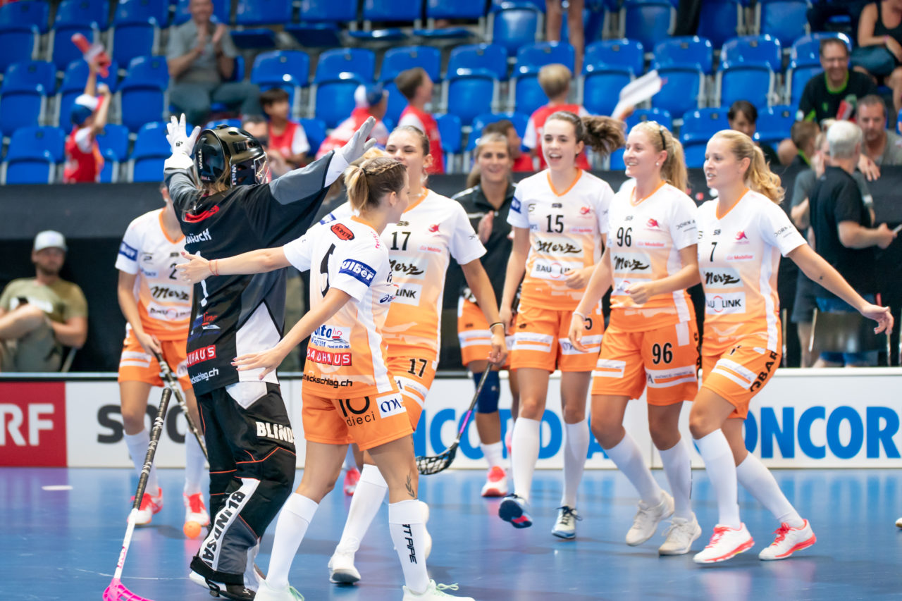 Saalsporthalle (Zürich), 31.08.2019, Unihockey Damen Supercup 2019, Kloten-Dietlikon Jets - piranha chur, Jill Münger (Nr. 1, piranha chur) feiert den Sieg am Supercup 2019 mit ihren Kolleginnen

(Claudio Schwarz, unihockey-fotos.ch)