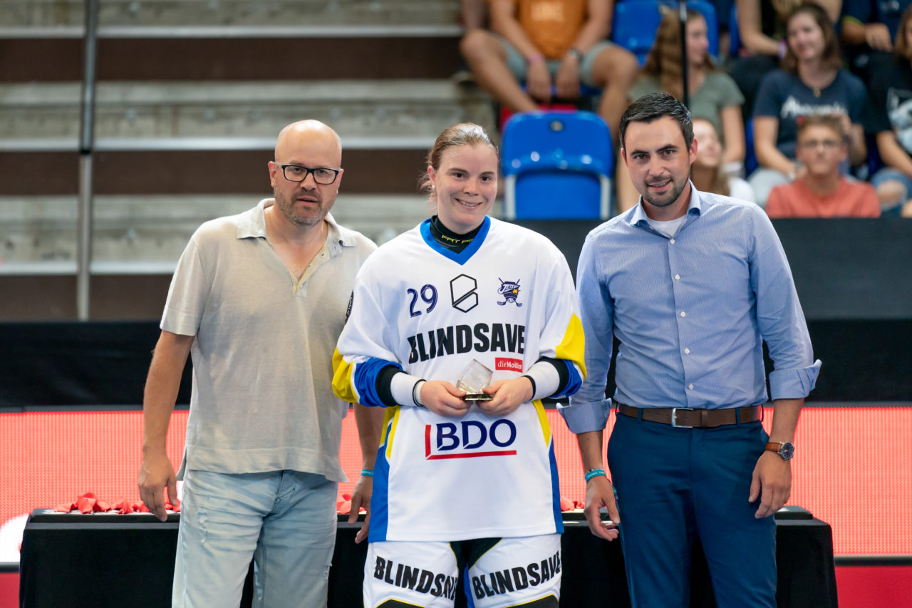 Saalsporthalle (Zürich), 31.08.2019, Unihockey Damen Supercup 2019, Kloten-Dietlikon Jets - piranha chur, Monika Schmid (Nr. 29, Kloten-Dietlikon Jets) wurde zur besten Torhüterin der vergangenen Saison gewählt

(Claudio Schwarz, unihockey-fotos.ch)