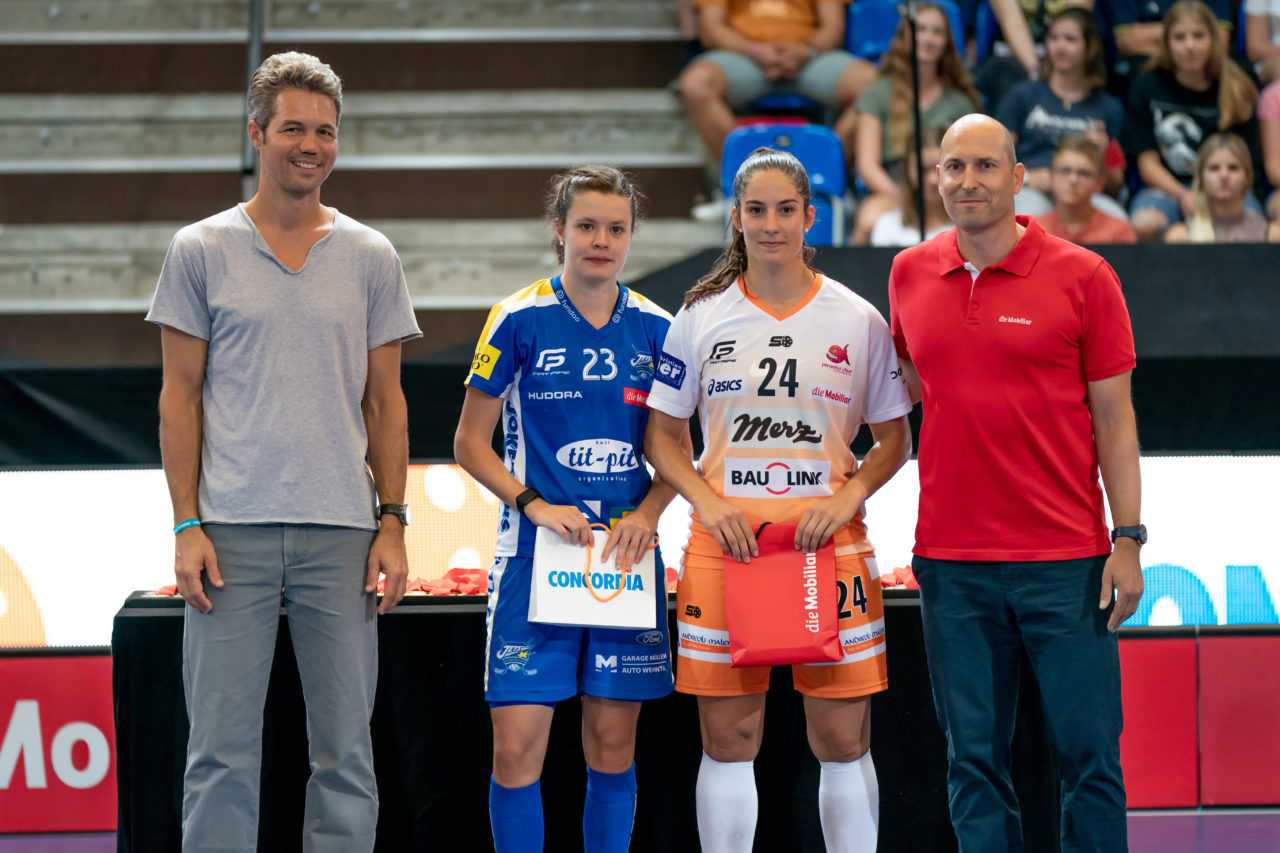 Saalsporthalle (Zürich), 31.08.2019, Unihockey Damen Supercup 2019, Kloten-Dietlikon Jets - piranha chur, Beste Spielerinnen des Supercups 2019: Isabelle Gerig (Nr. 23, Kloten-Dietlikon Jets) und Flurina Marti (Nr. 24, piranha chur)

(Claudio Schwarz, unihockey-fotos.ch)