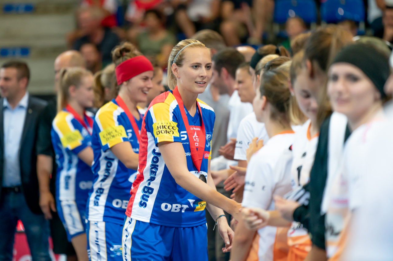 Saalsporthalle (Zürich), 31.08.2019, Unihockey Damen Supercup 2019, Kloten-Dietlikon Jets - piranha chur, Michelle Wiki (Nr. 6, Kloten-Dietlikon Jets) gratuliert den Churerinnen

(Claudio Schwarz, unihockey-fotos.ch)