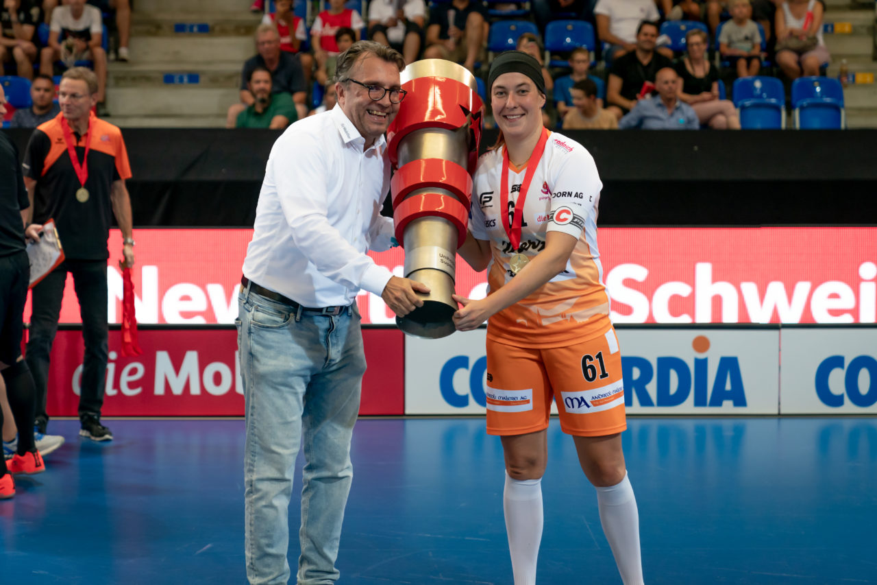Saalsporthalle (Zürich), 31.08.2019, Unihockey Damen Supercup 2019, Kloten-Dietlikon Jets - piranha chur, Katrin Zwinggi (Nr. 61, piranha chur) mit dem Supercup Pokal

(Claudio Schwarz, unihockey-fotos.ch)