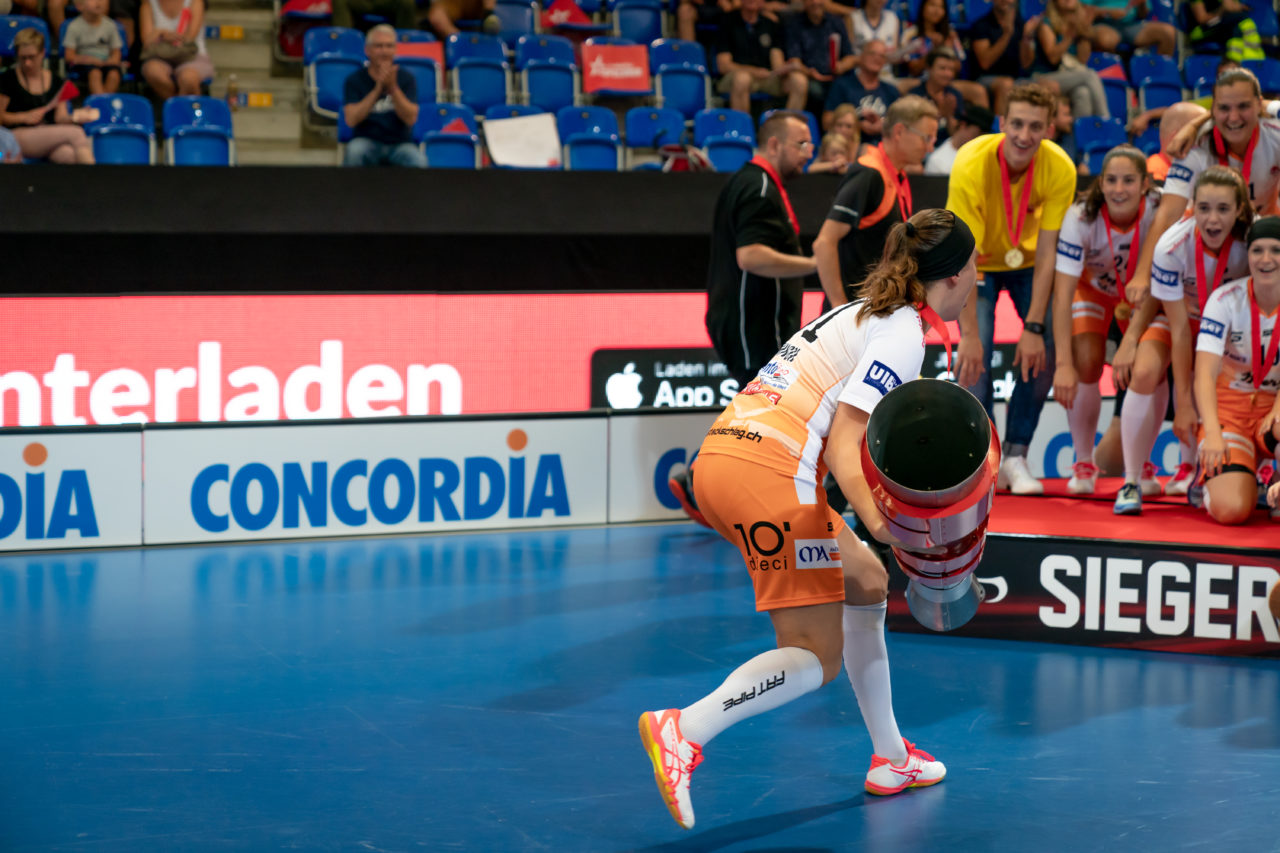 Saalsporthalle (Zürich), 31.08.2019, Unihockey Damen Supercup 2019, Kloten-Dietlikon Jets - piranha chur, Katrin Zwinggi (Nr. 61, piranha chur) hievt den Pokal in die Höhe

(Claudio Schwarz, unihockey-fotos.ch)