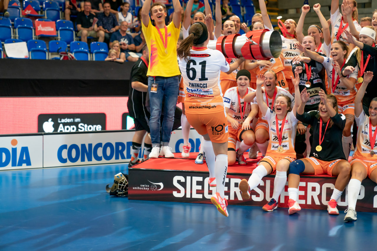 Saalsporthalle (Zürich), 31.08.2019, Unihockey Damen Supercup 2019, Kloten-Dietlikon Jets - piranha chur, Katrin Zwinggi (Nr. 61, piranha chur) hievt den Pokal in die Höhe

(Claudio Schwarz, unihockey-fotos.ch)