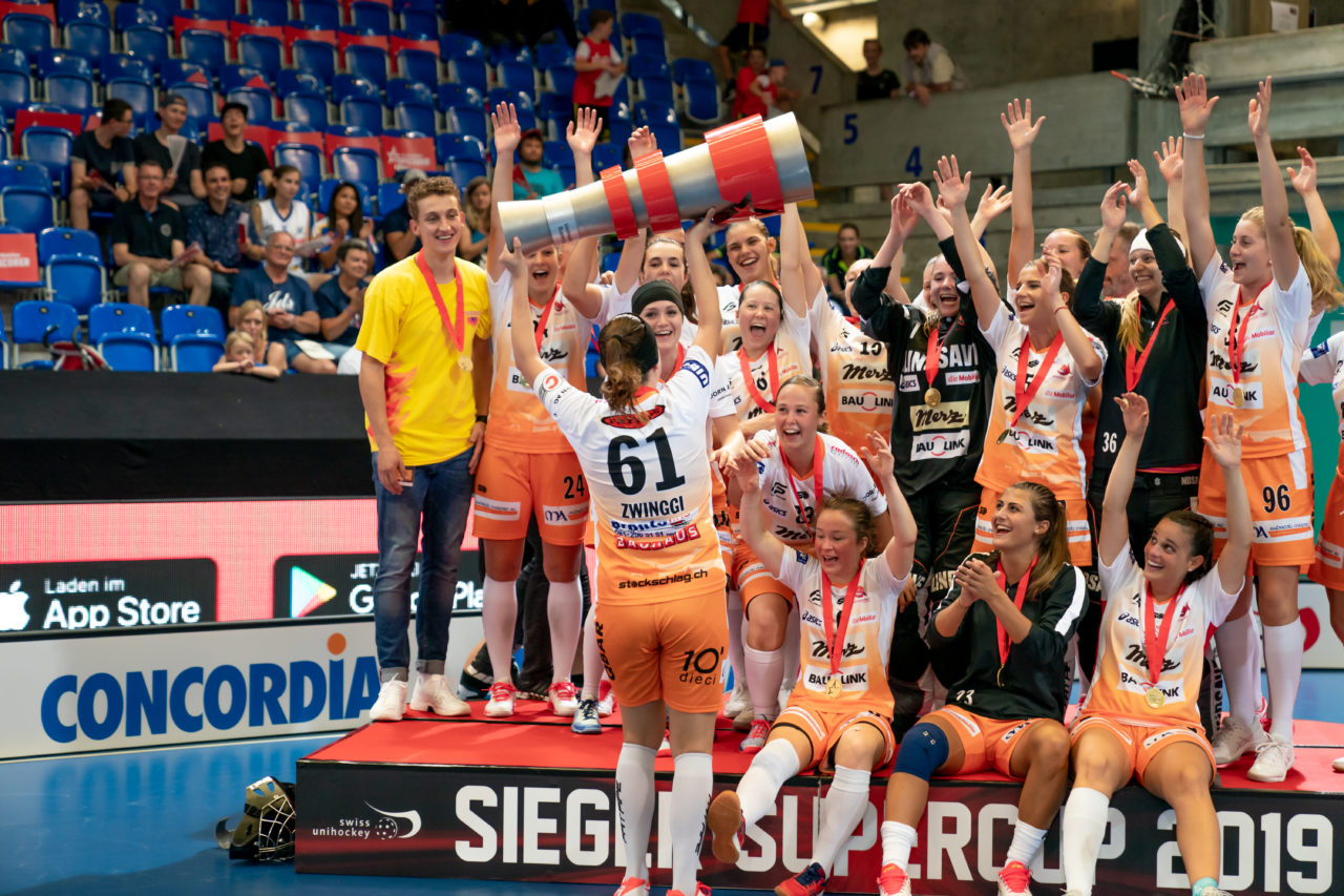 Saalsporthalle (Zürich), 31.08.2019, Unihockey Damen Supercup 2019, Kloten-Dietlikon Jets - piranha chur, Katrin Zwinggi (Nr. 61, piranha chur) hievt den Pokal in die Höhe

(Claudio Schwarz, unihockey-fotos.ch)