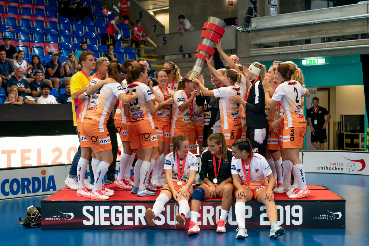 Saalsporthalle (Zürich), 31.08.2019, Unihockey Damen Supercup 2019, Kloten-Dietlikon Jets - piranha chur, piranha chur auf dem Siegerpodest

(Claudio Schwarz, unihockey-fotos.ch)
