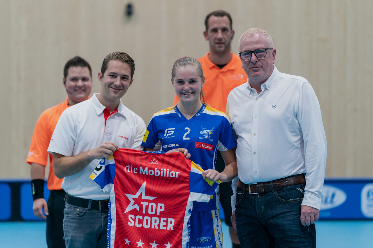 heja Stighag (Kloten), 21.09.2019, Unihockey Damen NLA 2. Runde, Kloten-Dietlikon Jets - Unihockey Berner Oberland, Leonie Wieland (Nr. 2, Kloten-Dietlikon Jets) erhält das Topscorer-Shirt

(Claudio Schwarz, unihockey-fotos.ch)