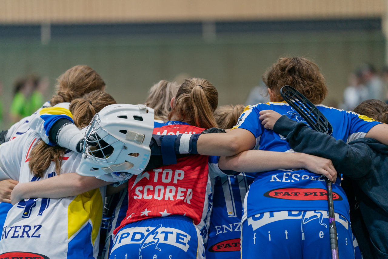 heja Stighag (Kloten), 21.09.2019, Unihockey Damen NLA 2. Runde, Kloten-Dietlikon Jets - Unihockey Berner Oberland, Torhüterbeschwörung Jets

(Claudio Schwarz, unihockey-fotos.ch)