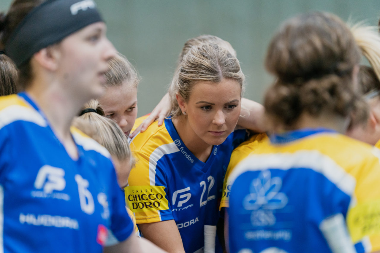 heja Stighag (Kloten), 21.09.2019, Unihockey Damen NLA 2. Runde, Kloten-Dietlikon Jets - Unihockey Berner Oberland, Iza Rydfjäll (Nr. 22, Kloten-Dietlikon Jets) bei der Torhüterbeschwörung der Jets

(Claudio Schwarz, unihockey-fotos.ch)