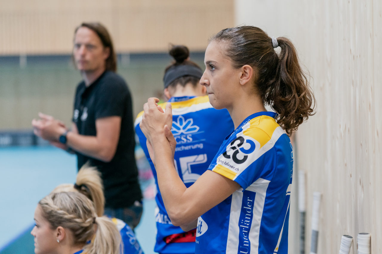 heja Stighag (Kloten), 21.09.2019, Unihockey Damen NLA 2. Runde, Kloten-Dietlikon Jets - Unihockey Berner Oberland, Nina Metzger (Nr. 71, Kloten-Dietlikon Jets) feuert ihre Kolleginnen an

(Claudio Schwarz, unihockey-fotos.ch)