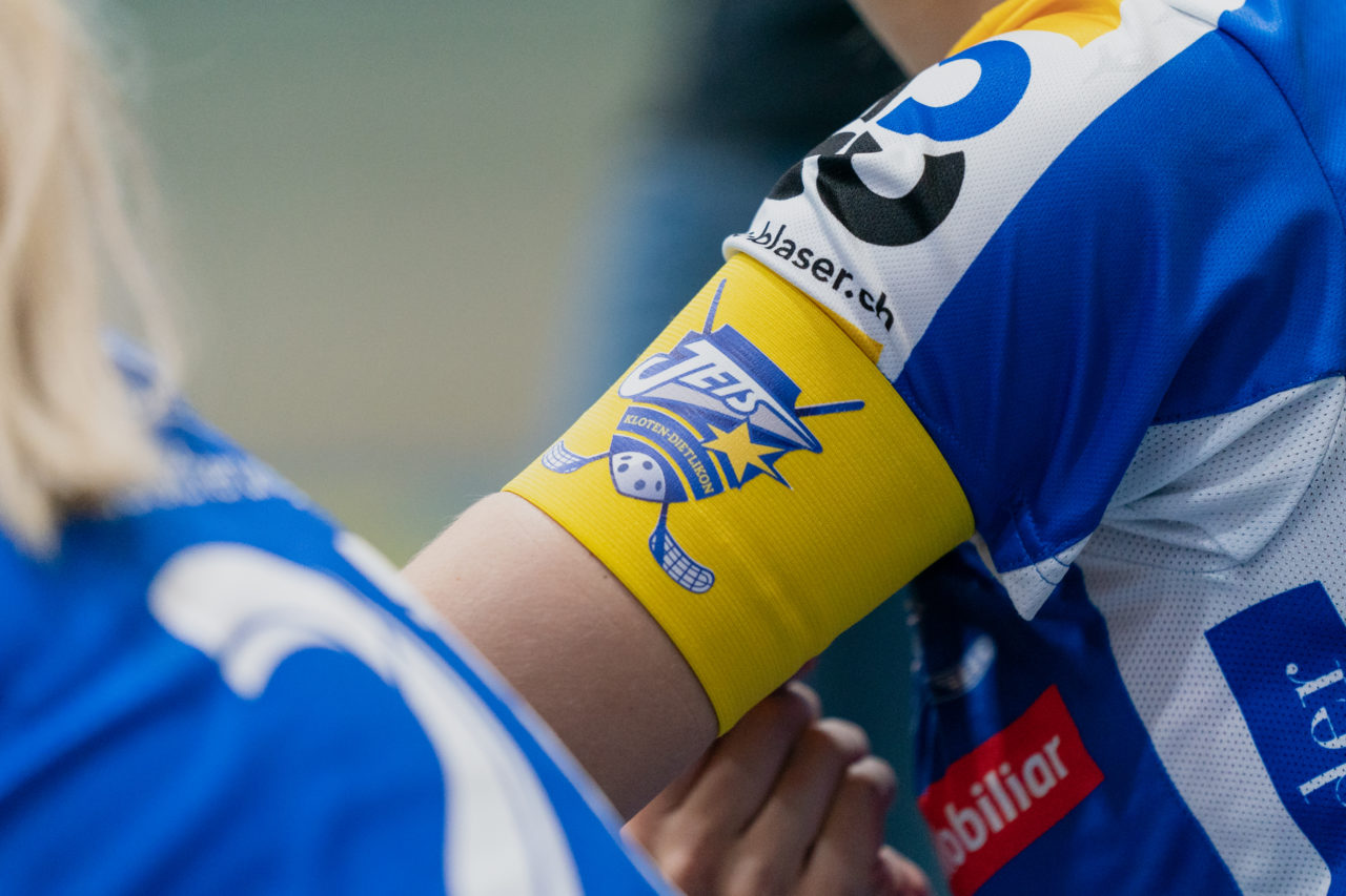 heja Stighag (Kloten), 21.09.2019, Unihockey Damen NLA 2. Runde, Kloten-Dietlikon Jets - Unihockey Berner Oberland, Michelle Wiki (Nr. 6, Kloten-Dietlikon Jets) richtet ihre Captainbinde

(Claudio Schwarz, unihockey-fotos.ch)