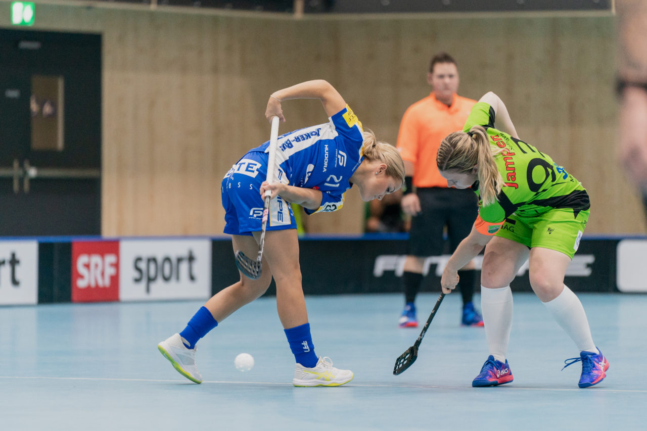 heja Stighag (Kloten), 21.09.2019, Unihockey Damen NLA 2. Runde, Kloten-Dietlikon Jets - Unihockey Berner Oberland, Alice Granstedt (Nr. 21, Kloten-Dietlikon Jets) gewinnt das erste Bully

(Claudio Schwarz, unihockey-fotos.ch)