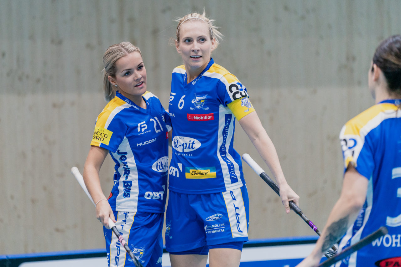 heja Stighag (Kloten), 21.09.2019, Unihockey Damen NLA 2. Runde, Kloten-Dietlikon Jets - Unihockey Berner Oberland, Alice Granstedt (Nr. 21, Kloten-Dietlikon Jets) bejubelt mit Michelle Wiki (Nr. 6, Kloten-Dietlikon Jets) das 1:0

(Claudio Schwarz, unihockey-fotos.ch)