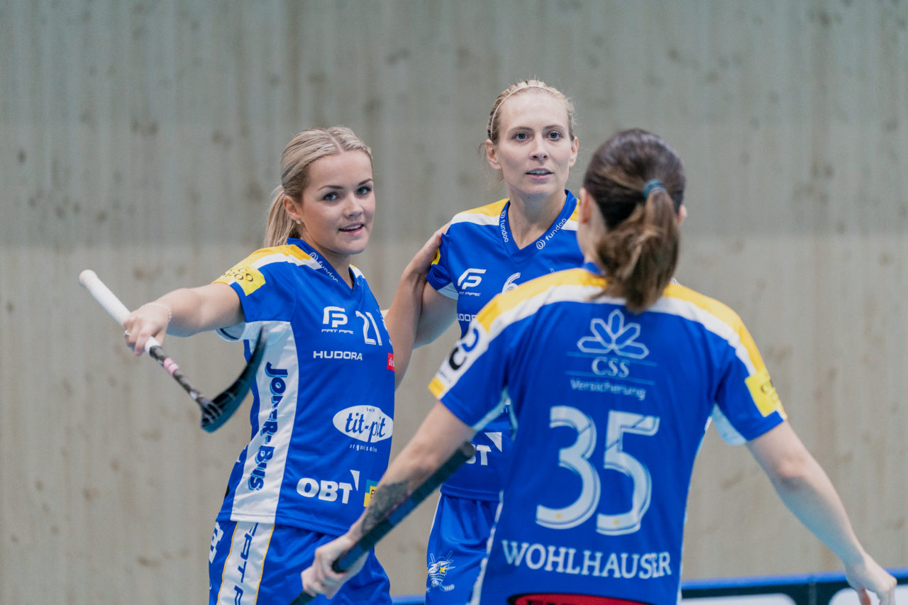 heja Stighag (Kloten), 21.09.2019, Unihockey Damen NLA 2. Runde, Kloten-Dietlikon Jets - Unihockey Berner Oberland, Alice Granstedt (Nr. 21, Kloten-Dietlikon Jets) bejubelt mit Michelle Wiki (Nr. 6, Kloten-Dietlikon Jets) das 1:0

(Claudio Schwarz, unihockey-fotos.ch)