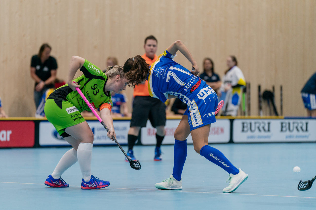 heja Stighag (Kloten), 21.09.2019, Unihockey Damen NLA 2. Runde, Kloten-Dietlikon Jets - Unihockey Berner Oberland, Nina Metzger (Nr. 71, Kloten-Dietlikon Jets) gewinnt das Bully

(Claudio Schwarz, unihockey-fotos.ch)