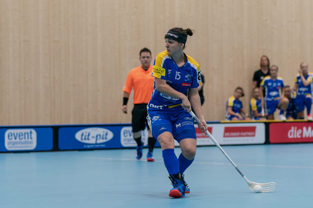 heja Stighag (Kloten), 21.09.2019, Unihockey Damen NLA 2. Runde, Kloten-Dietlikon Jets - Unihockey Berner Oberland, Natalie Martinakova (Nr. 15, Kloten-Dietlikon Jets) am Ball

(Claudio Schwarz, unihockey-fotos.ch)