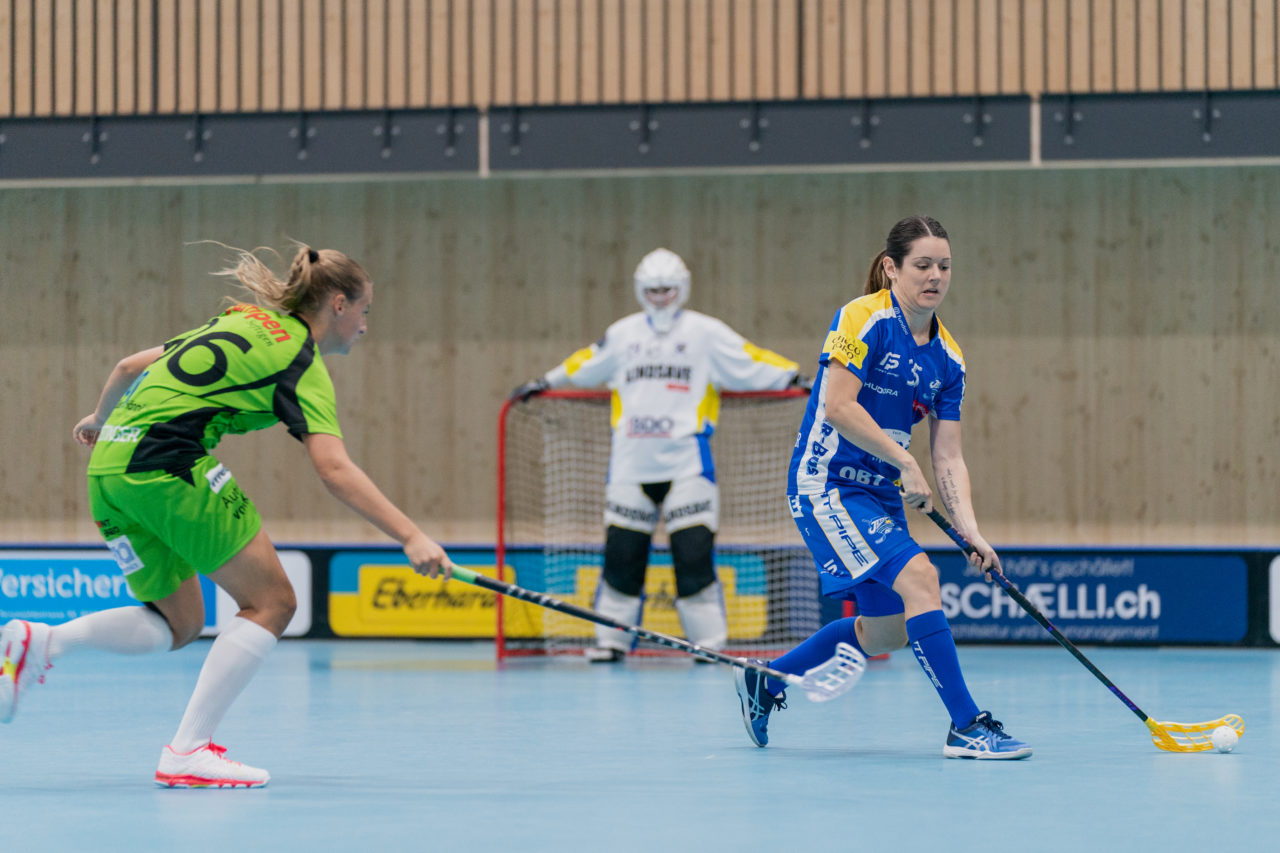 heja Stighag (Kloten), 21.09.2019, Unihockey Damen NLA 2. Runde, Kloten-Dietlikon Jets - Unihockey Berner Oberland, Christelle Wohlhauser (Nr. 35, Kloten-Dietlikon Jets) am Ball

(Claudio Schwarz, unihockey-fotos.ch)