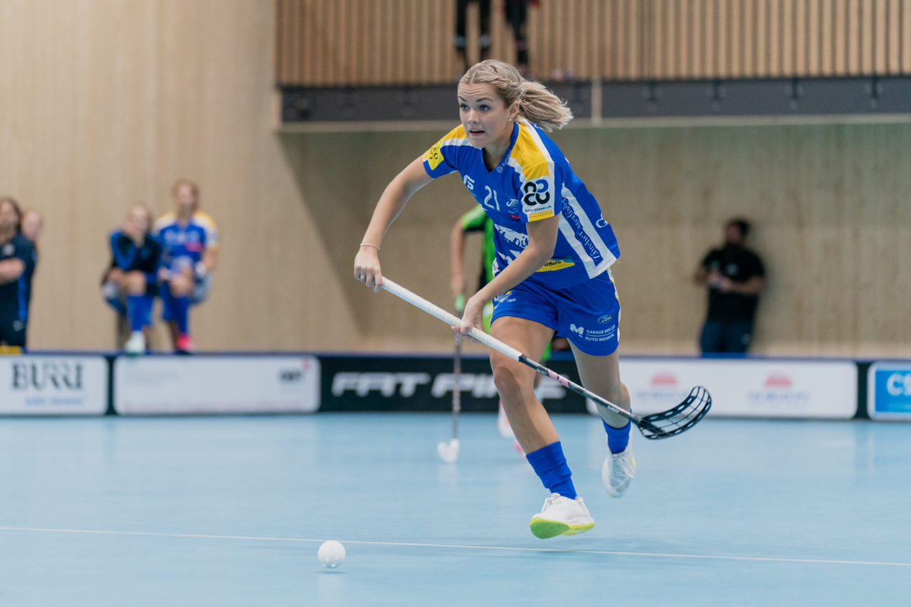 heja Stighag (Kloten), 21.09.2019, Unihockey Damen NLA 2. Runde, Kloten-Dietlikon Jets - Unihockey Berner Oberland, Alice Granstedt (Nr. 21, Kloten-Dietlikon Jets) jagt dem Ball nach

(Claudio Schwarz, unihockey-fotos.ch)