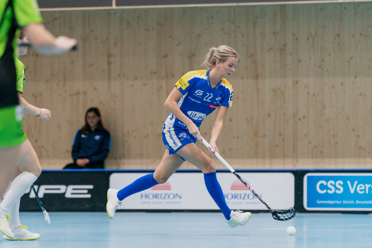 heja Stighag (Kloten), 21.09.2019, Unihockey Damen NLA 2. Runde, Kloten-Dietlikon Jets - Unihockey Berner Oberland, Iza Rydfjäll (Nr. 22, Kloten-Dietlikon Jets) am Ball

(Claudio Schwarz, unihockey-fotos.ch)