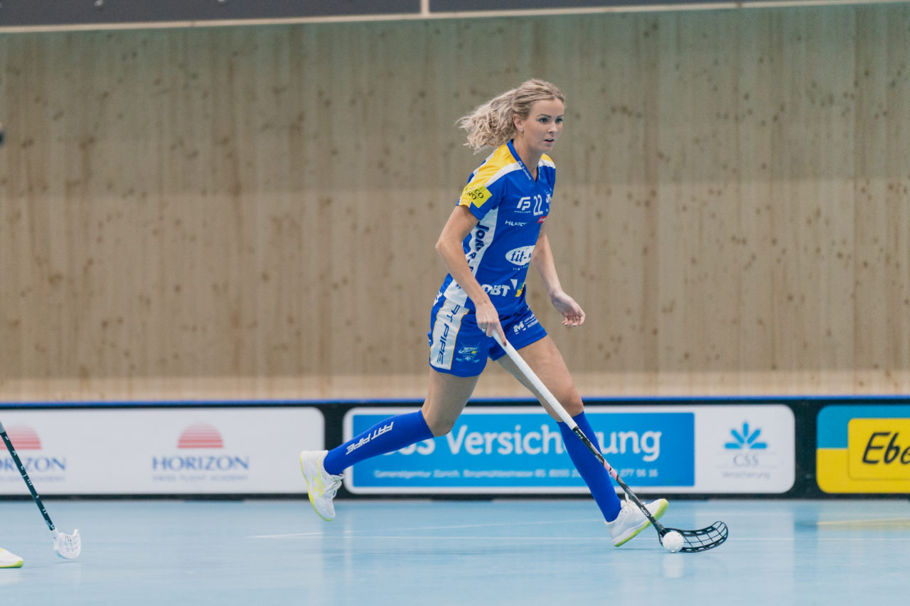 heja Stighag (Kloten), 21.09.2019, Unihockey Damen NLA 2. Runde, Kloten-Dietlikon Jets - Unihockey Berner Oberland, Iza Rydfjäll (Nr. 22, Kloten-Dietlikon Jets) am Ball

(Claudio Schwarz, unihockey-fotos.ch)