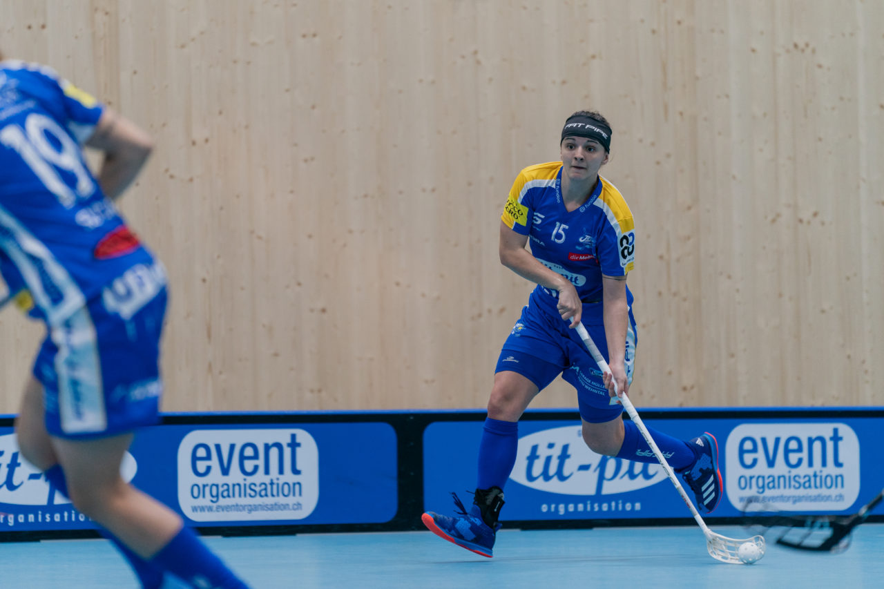 heja Stighag (Kloten), 21.09.2019, Unihockey Damen NLA 2. Runde, Kloten-Dietlikon Jets - Unihockey Berner Oberland, Natalie Martinakova (Nr. 15, Kloten-Dietlikon Jets) am Ball

(Claudio Schwarz, unihockey-fotos.ch)