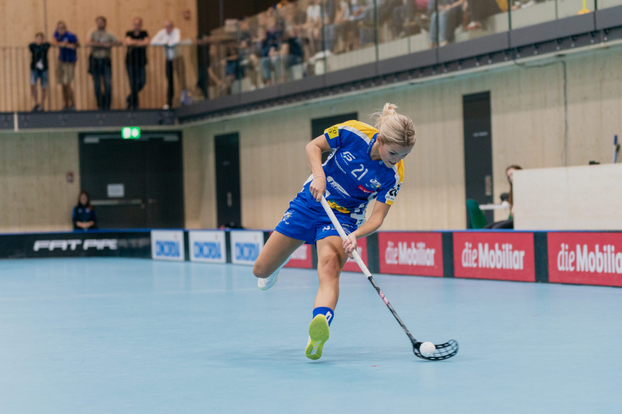 heja Stighag (Kloten), 21.09.2019, Unihockey Damen NLA 2. Runde, Kloten-Dietlikon Jets - Unihockey Berner Oberland, Alice Granstedt (Nr. 21, Kloten-Dietlikon Jets) schiesst ihr erstes Tor in der NLA

(Claudio Schwarz, unihockey-fotos.ch)