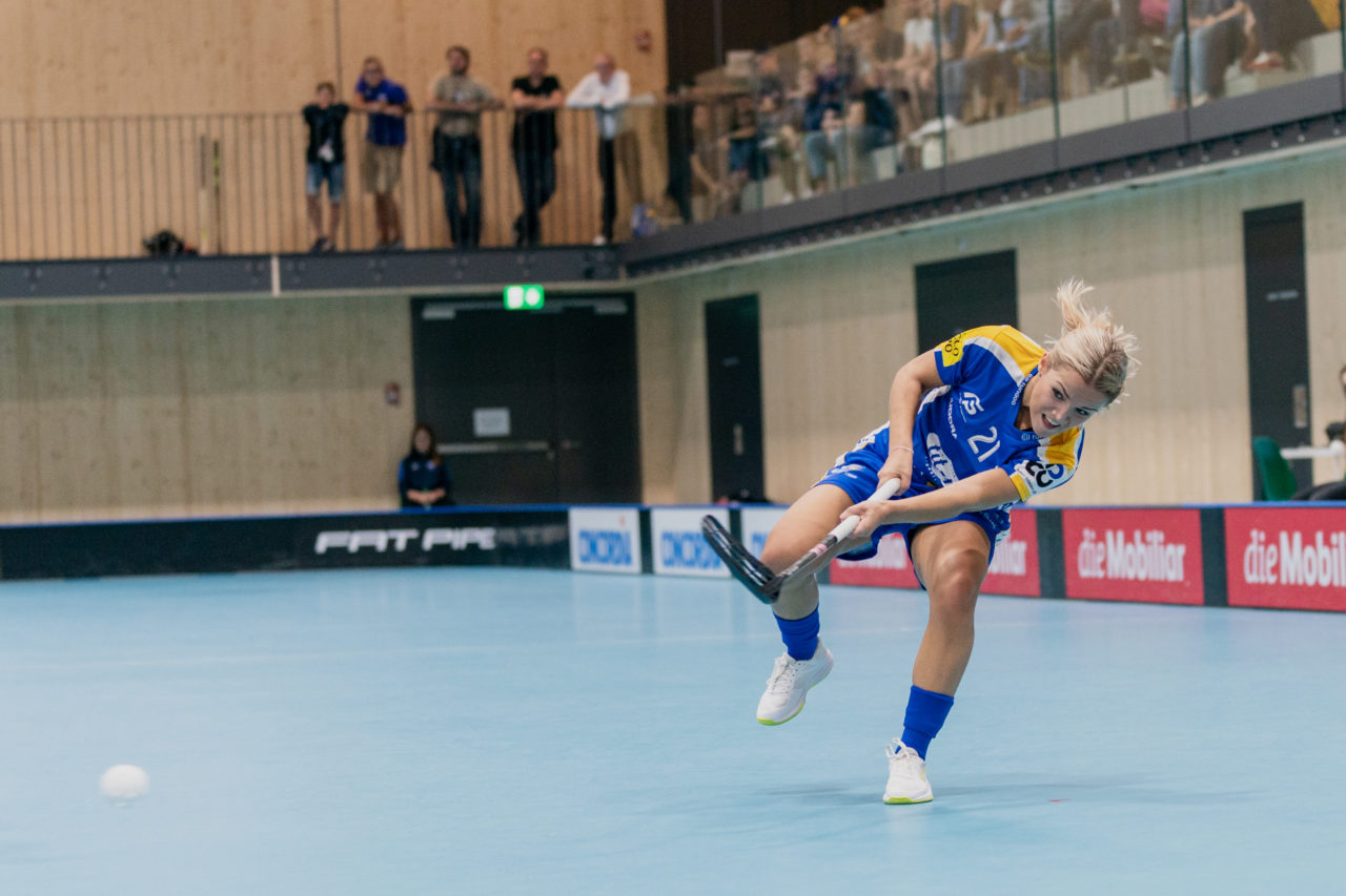 heja Stighag (Kloten), 21.09.2019, Unihockey Damen NLA 2. Runde, Kloten-Dietlikon Jets - Unihockey Berner Oberland, Alice Granstedt (Nr. 21, Kloten-Dietlikon Jets) schiesst ihr erstes Tor in der NLA

(Claudio Schwarz, unihockey-fotos.ch)