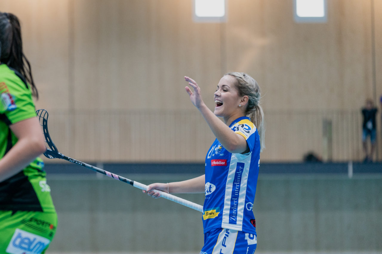 heja Stighag (Kloten), 21.09.2019, Unihockey Damen NLA 2. Runde, Kloten-Dietlikon Jets - Unihockey Berner Oberland, Alice Granstedt (Nr. 21, Kloten-Dietlikon Jets) schiesst ihr erstes Tor in der NLA

(Claudio Schwarz, unihockey-fotos.ch)