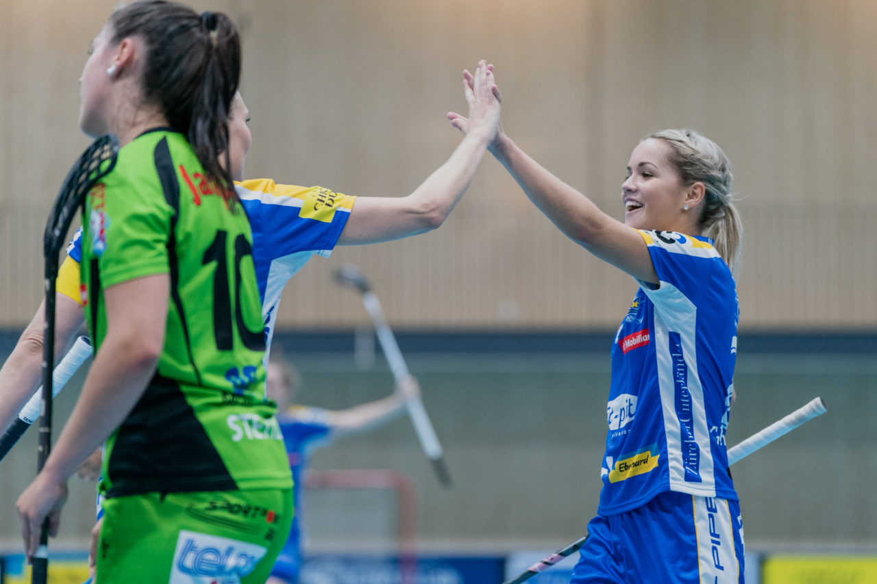 heja Stighag (Kloten), 21.09.2019, Unihockey Damen NLA 2. Runde, Kloten-Dietlikon Jets - Unihockey Berner Oberland, Alice Granstedt (Nr. 21, Kloten-Dietlikon Jets) schiesst ihr erstes Tor in der NLA

(Claudio Schwarz, unihockey-fotos.ch)