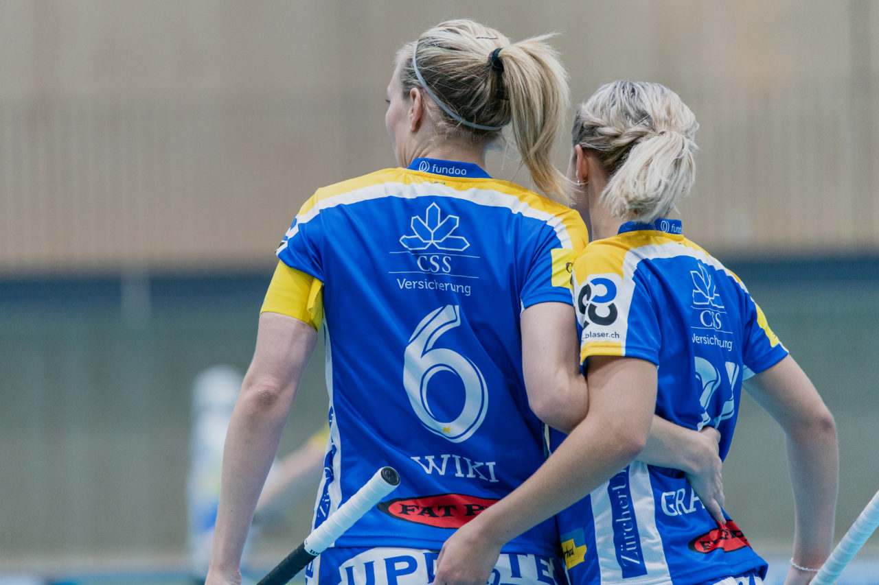 heja Stighag (Kloten), 21.09.2019, Unihockey Damen NLA 2. Runde, Kloten-Dietlikon Jets - Unihockey Berner Oberland, Michelle Wiki (Nr. 6, Kloten-Dietlikon Jets) bejubelt mit Alice Granstedt (Nr. 21, Kloten-Dietlikon Jets) ihren Treffer

(Claudio Schwarz, unihockey-fotos.ch)