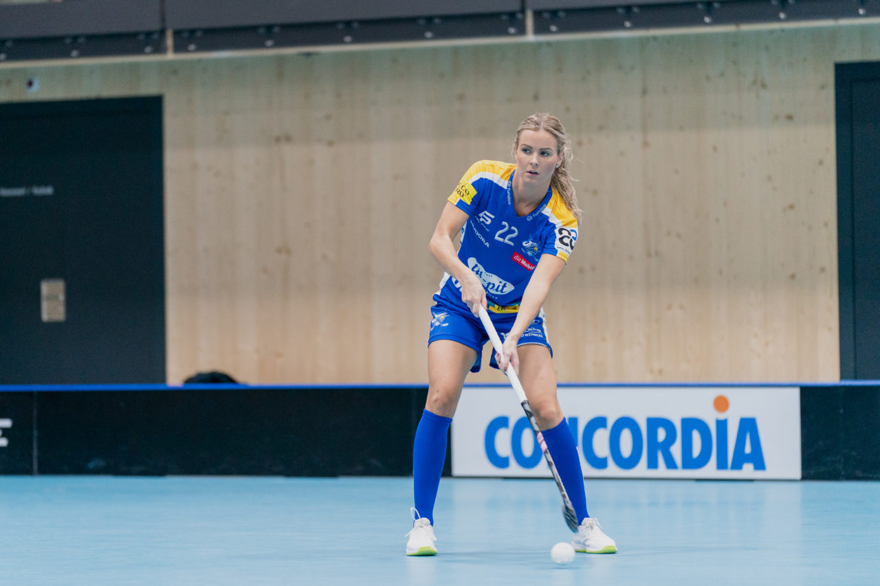 heja Stighag (Kloten), 21.09.2019, Unihockey Damen NLA 2. Runde, Kloten-Dietlikon Jets - Unihockey Berner Oberland, Iza Rydfjäll (Nr. 22, Kloten-Dietlikon Jets) spielt den Ball

(Claudio Schwarz, unihockey-fotos.ch)