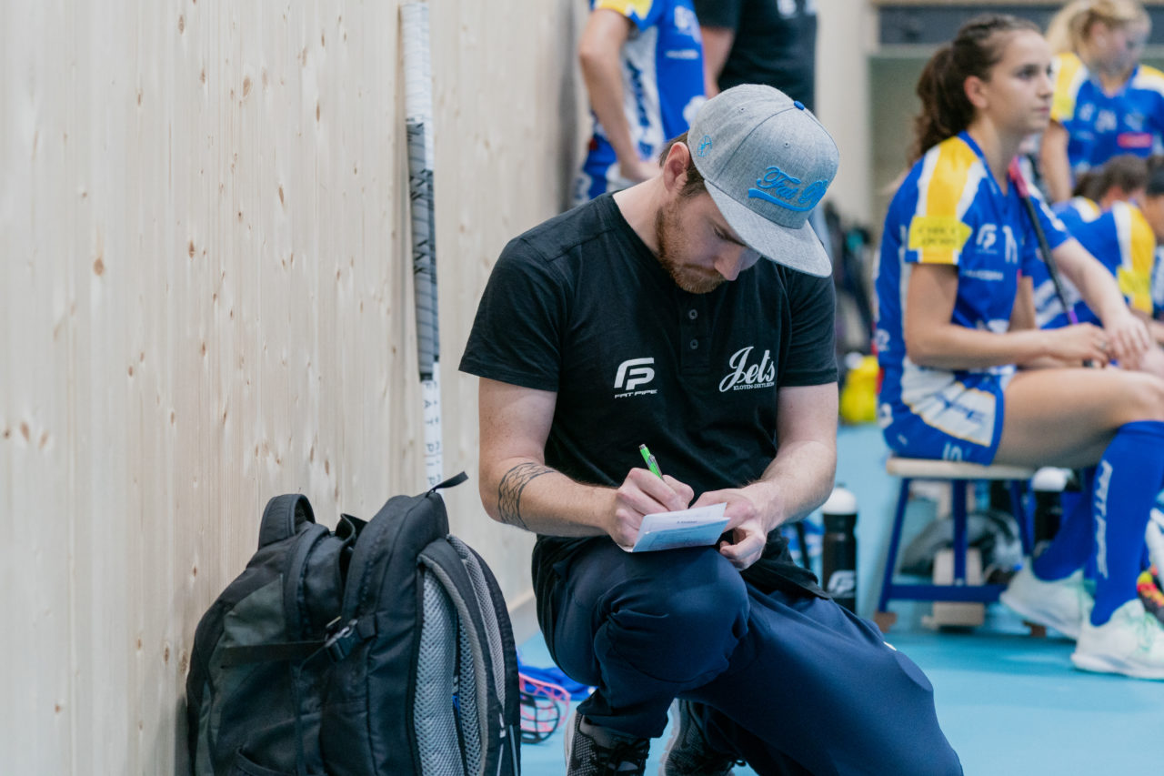 heja Stighag (Kloten), 21.09.2019, Unihockey Damen NLA 2. Runde, Kloten-Dietlikon Jets - Unihockey Berner Oberland, Stefan Jakob macht Notizen

(Claudio Schwarz, unihockey-fotos.ch)