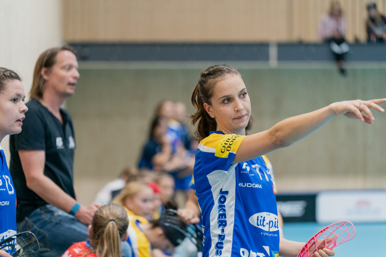 heja Stighag (Kloten), 21.09.2019, Unihockey Damen NLA 2. Runde, Kloten-Dietlikon Jets - Unihockey Berner Oberland, Nina Metzger (Nr. 71, Kloten-Dietlikon Jets) gibt die Richtung vor

(Claudio Schwarz, unihockey-fotos.ch)