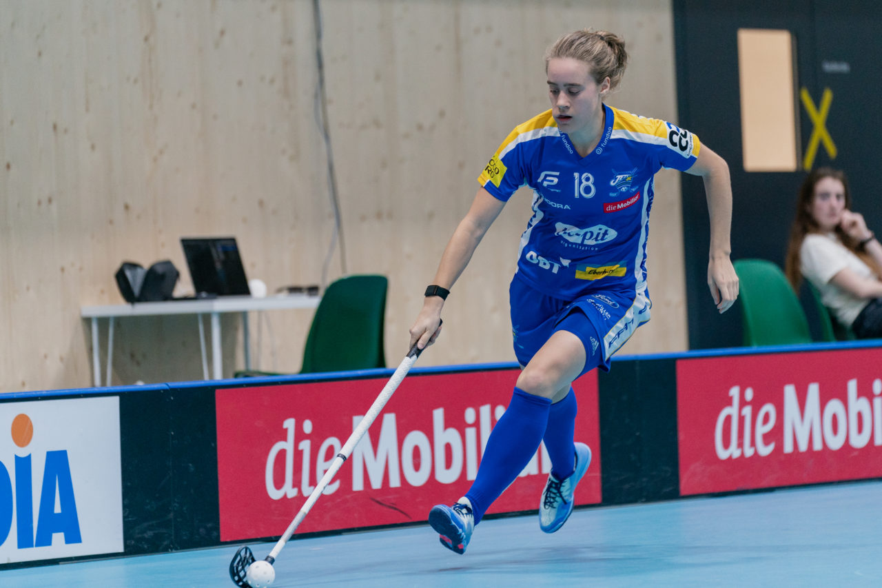 heja Stighag (Kloten), 21.09.2019, Unihockey Damen NLA 2. Runde, Kloten-Dietlikon Jets - Unihockey Berner Oberland, Kassandra Luck (Nr. 18, Kloten-Dietlikon Jets) am Ball

(Claudio Schwarz, unihockey-fotos.ch)