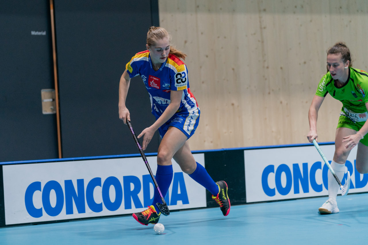 heja Stighag (Kloten), 21.09.2019, Unihockey Damen NLA 2. Runde, Kloten-Dietlikon Jets - Unihockey Berner Oberland, Leonie Wieland (Nr. 2, Kloten-Dietlikon Jets) am Ball

(Claudio Schwarz, unihockey-fotos.ch)