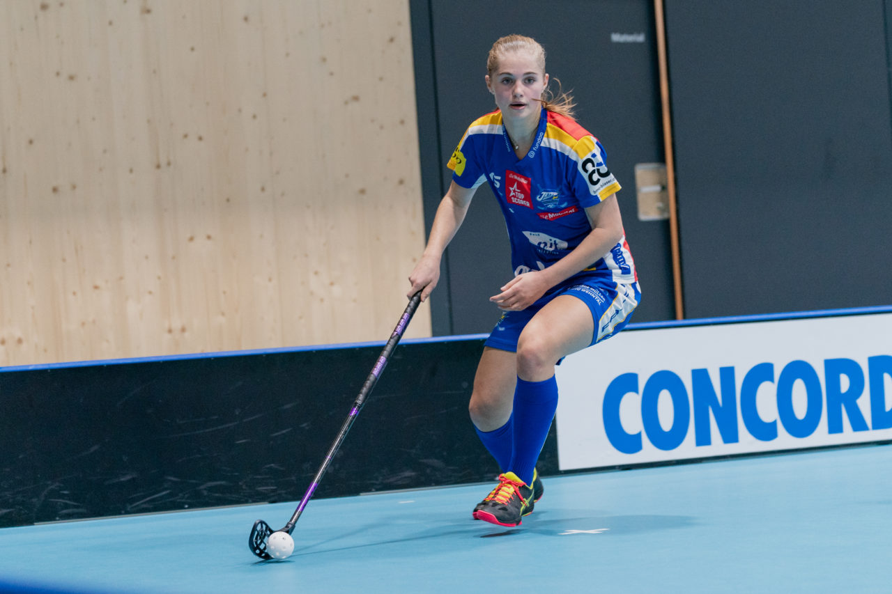 heja Stighag (Kloten), 21.09.2019, Unihockey Damen NLA 2. Runde, Kloten-Dietlikon Jets - Unihockey Berner Oberland, Leonie Wieland (Nr. 2, Kloten-Dietlikon Jets) am Ball

(Claudio Schwarz, unihockey-fotos.ch)