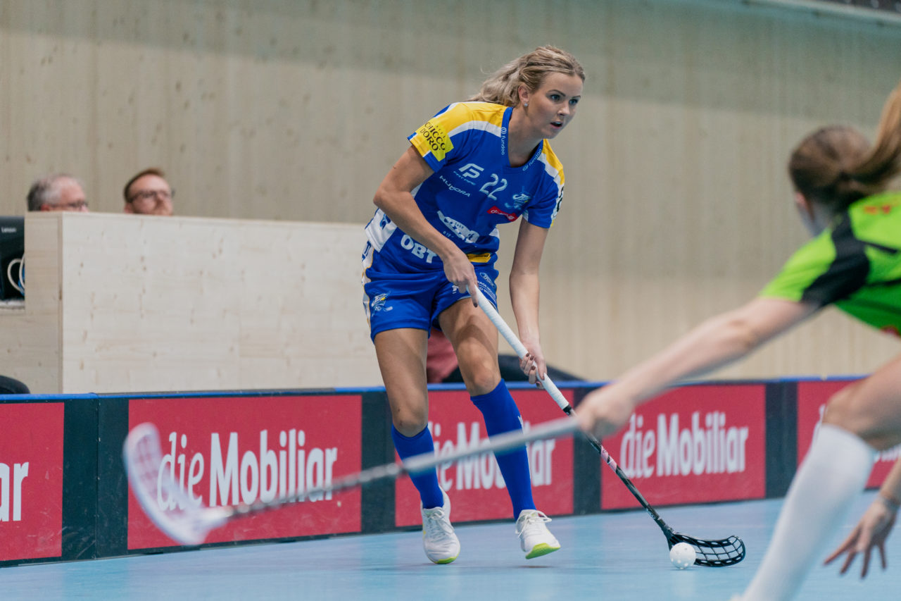 heja Stighag (Kloten), 21.09.2019, Unihockey Damen NLA 2. Runde, Kloten-Dietlikon Jets - Unihockey Berner Oberland, Iza Rydfjäll (Nr. 22, Kloten-Dietlikon Jets) am Ball

(Claudio Schwarz, unihockey-fotos.ch)