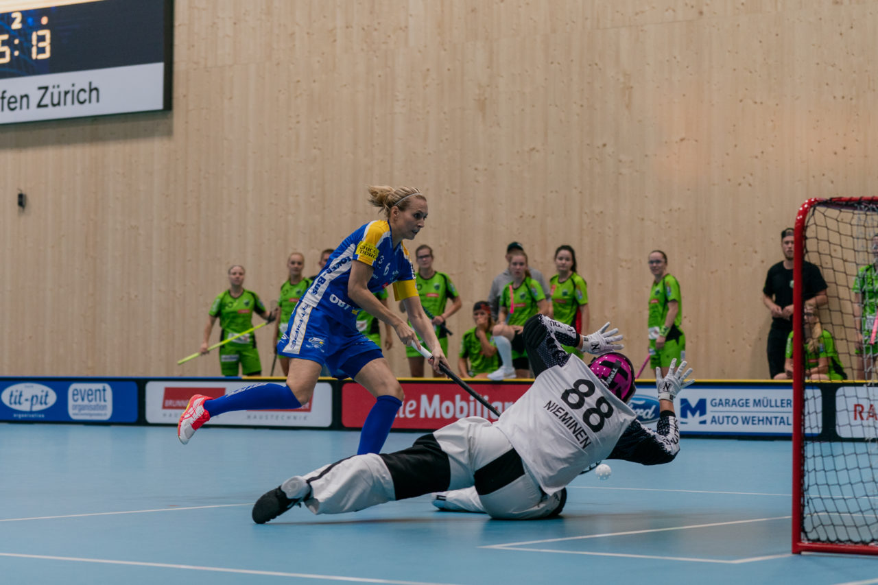 heja Stighag (Kloten), 21.09.2019, Unihockey Damen NLA 2. Runde, Kloten-Dietlikon Jets - Unihockey Berner Oberland, Michelle Wiki (Nr. 6, Kloten-Dietlikon Jets) vergibt gegen Krista Nieminen (Nr. 88, Unihockey Berner Oberland)

(Claudio Schwarz, unihockey-fotos.ch)